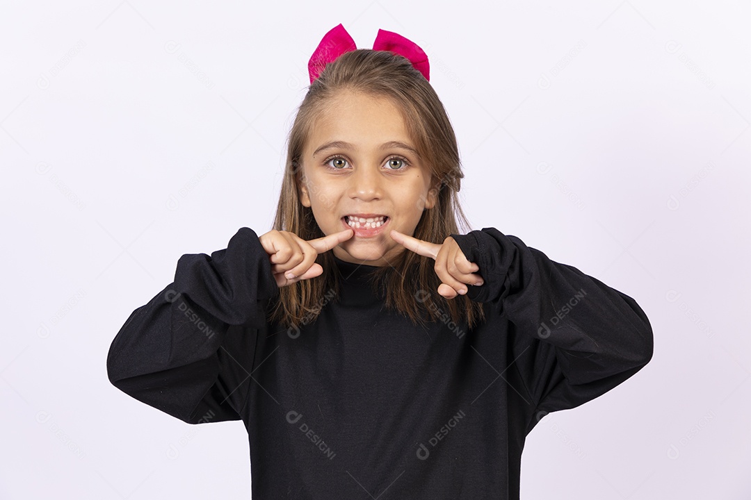 Linda garotinha sobre fundo isolado branco