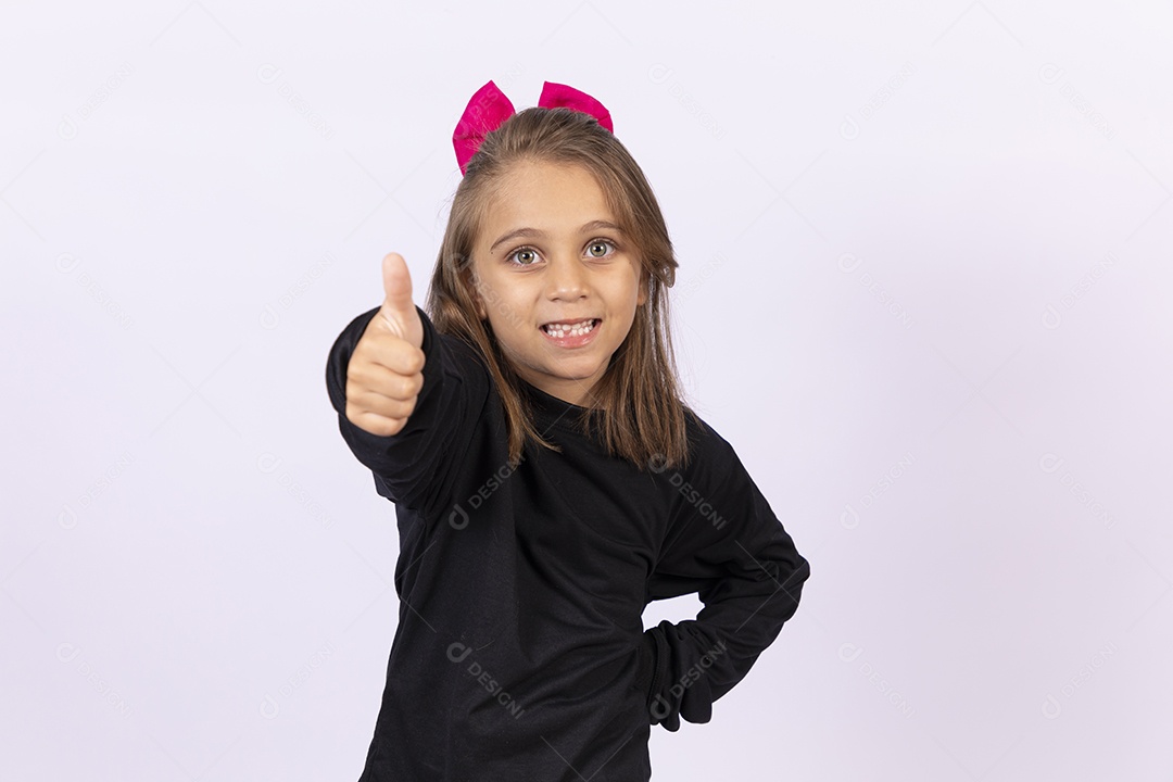 Linda garotinha sobre fundo isolado branco