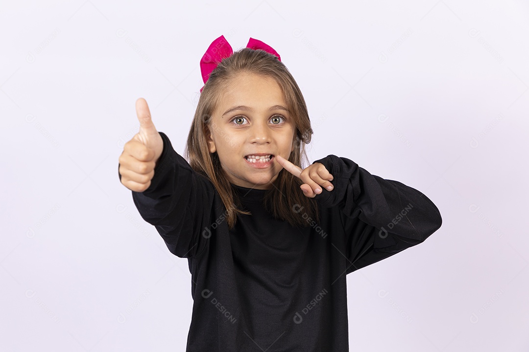 Uma linda garota com gesto de ok