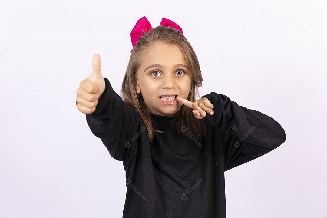 Linda garotinha sobre fundo isolado branco