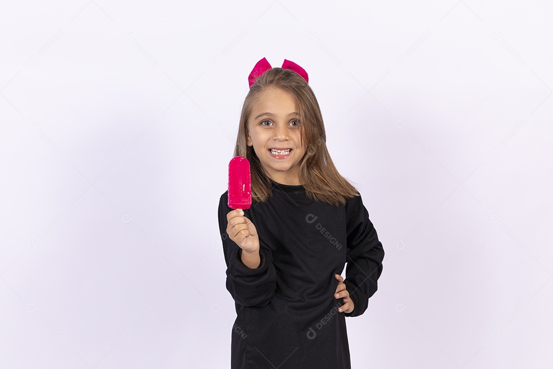 Linda garotinha sobre fundo isolado branco