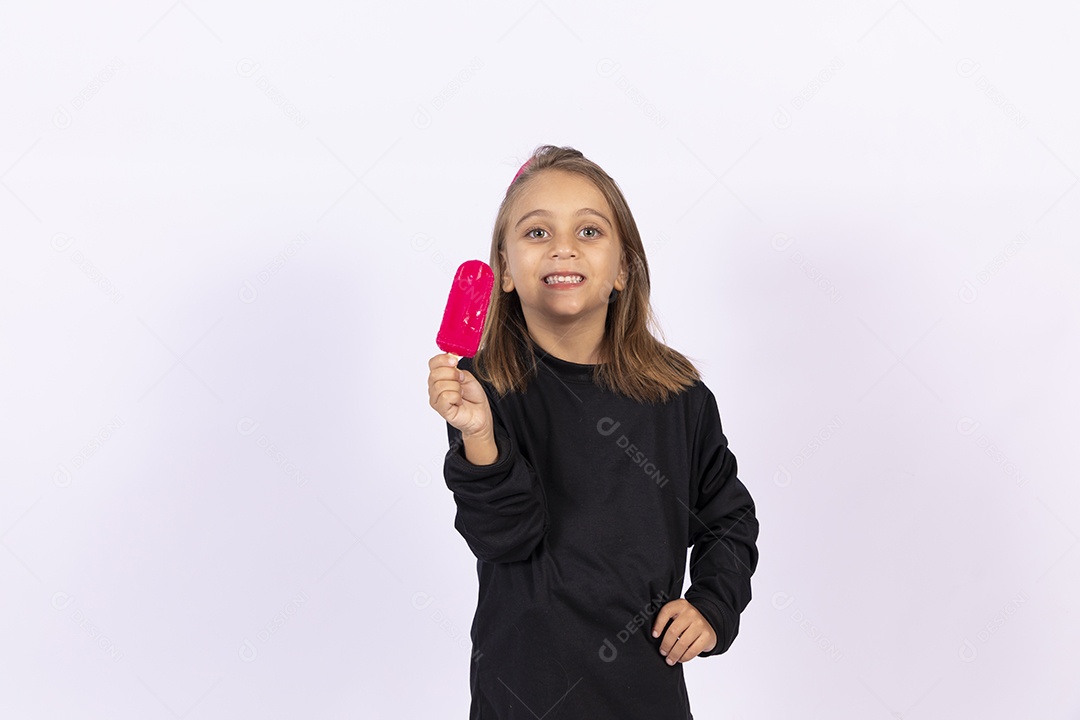 Linda garotinha sobre fundo isolado branco chupando picolé