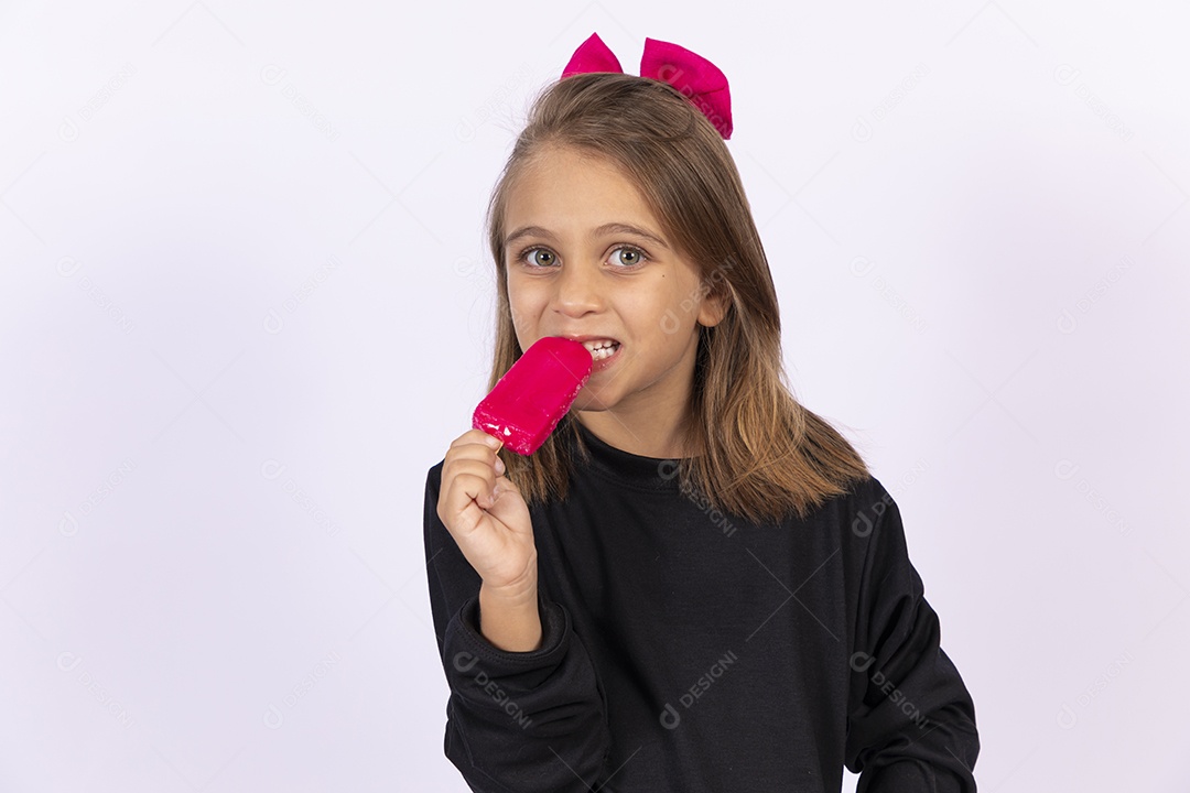 Linda garotinha sobre fundo isolado branco