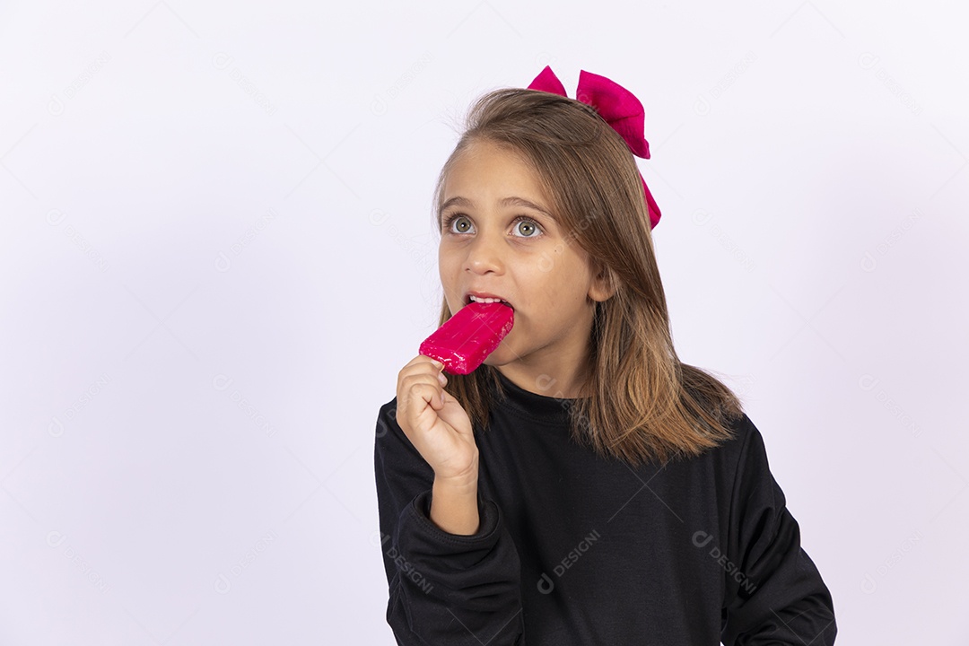 Linda garotinha sobre fundo isolado branco