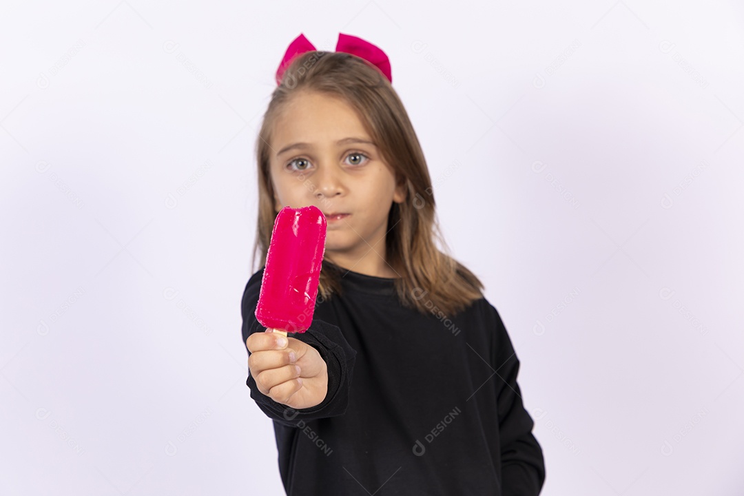 Linda garotinha sobre fundo isolado branco