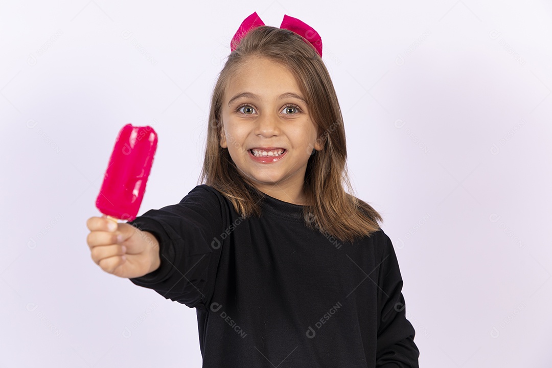 Linda garotinha sobre fundo isolado branco chupando picolé