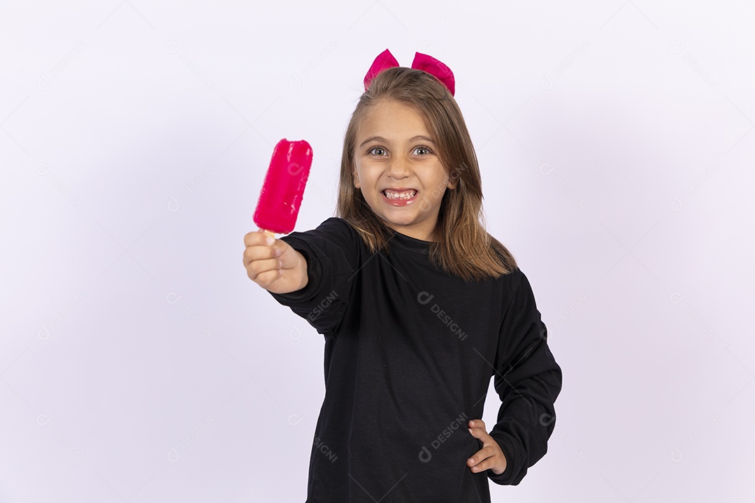 Linda garotinha sobre fundo isolado branco