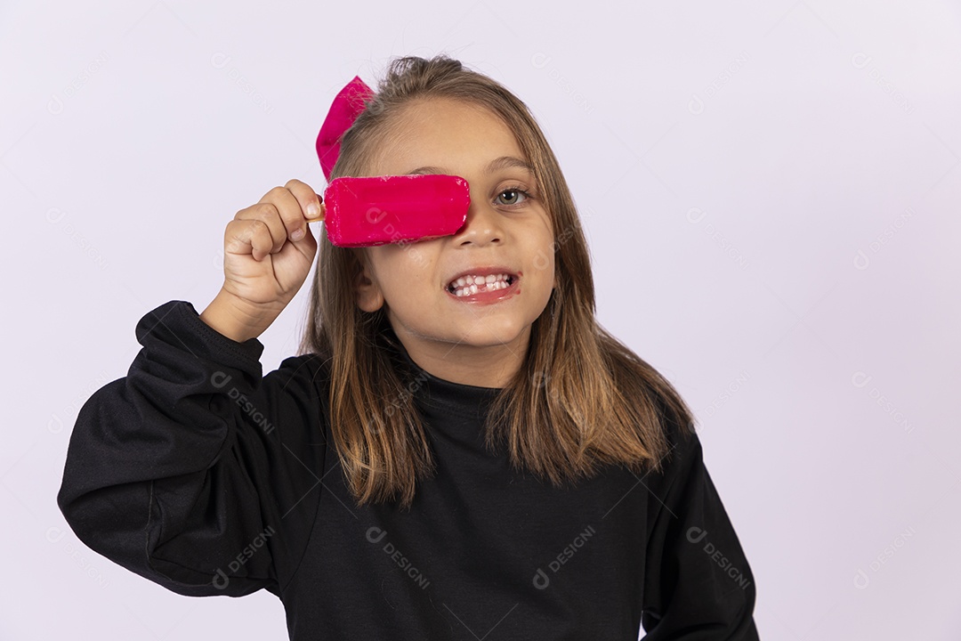 Linda garotinha sobre fundo isolado branco