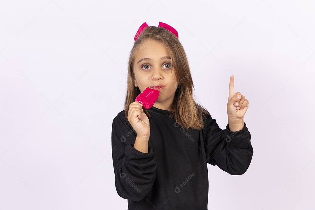 Linda garotinha sobre fundo isolado branco