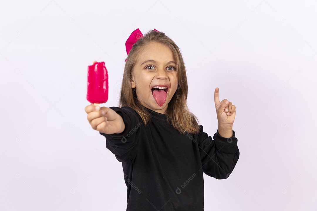 Linda garotinha sobre fundo isolado branco