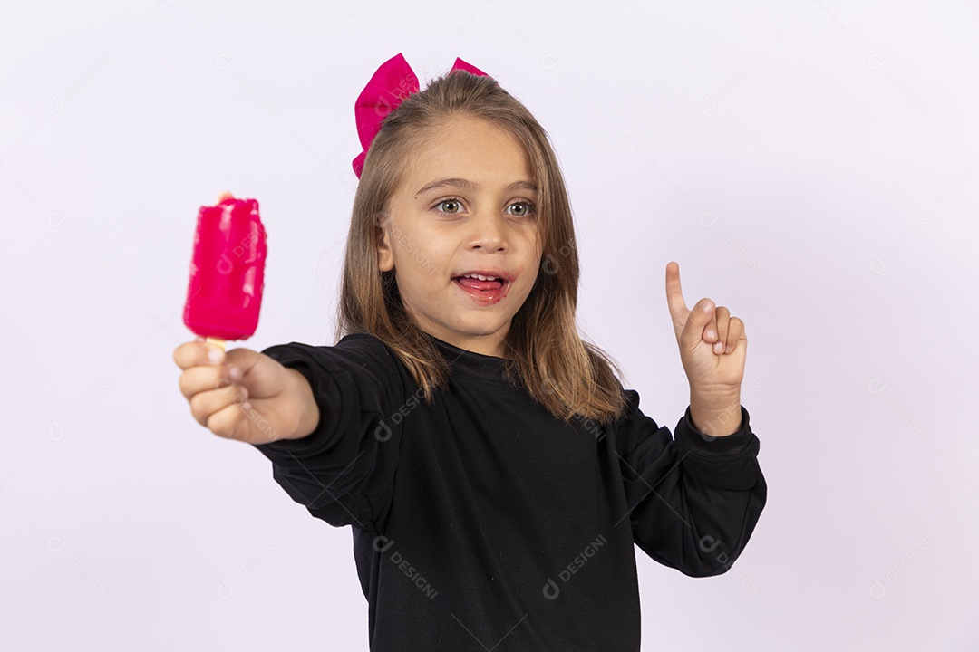 Linda garotinha sobre fundo isolado branco