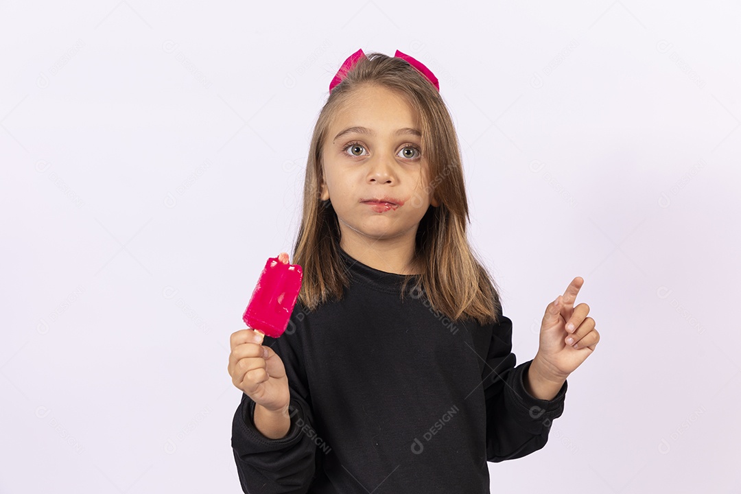 Linda garotinha sobre fundo isolado branco