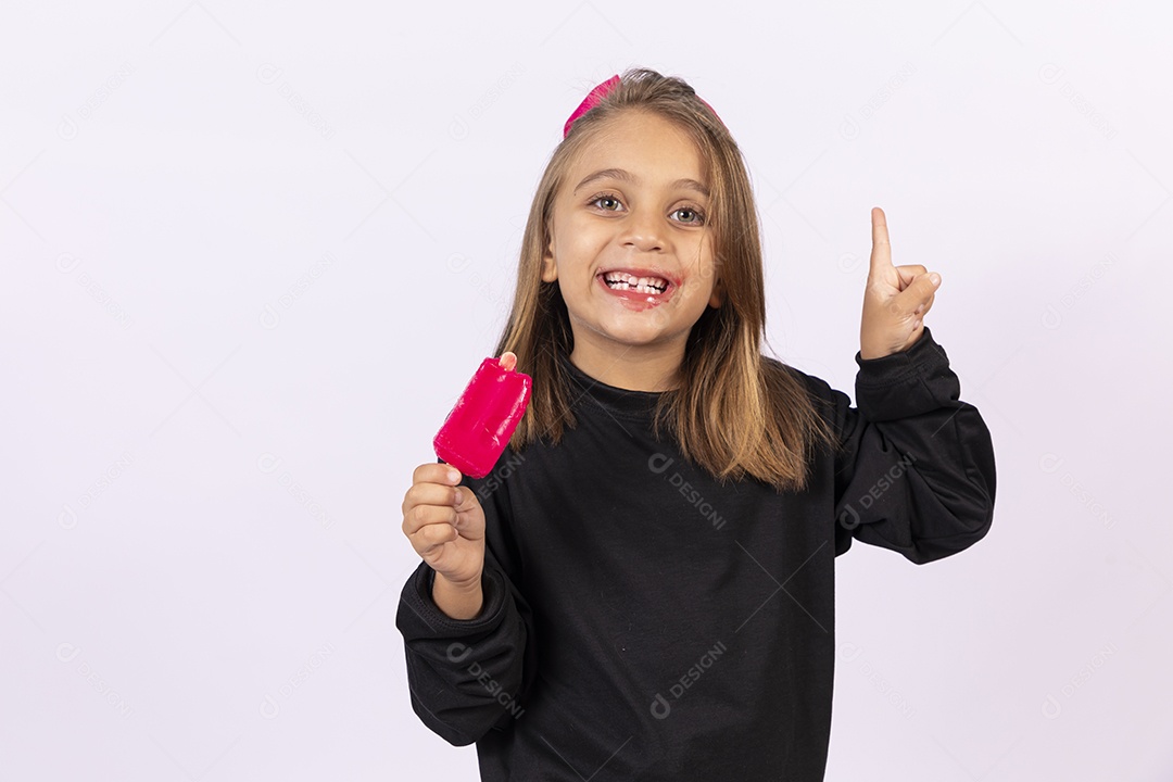 Linda garotinha sobre fundo isolado branco