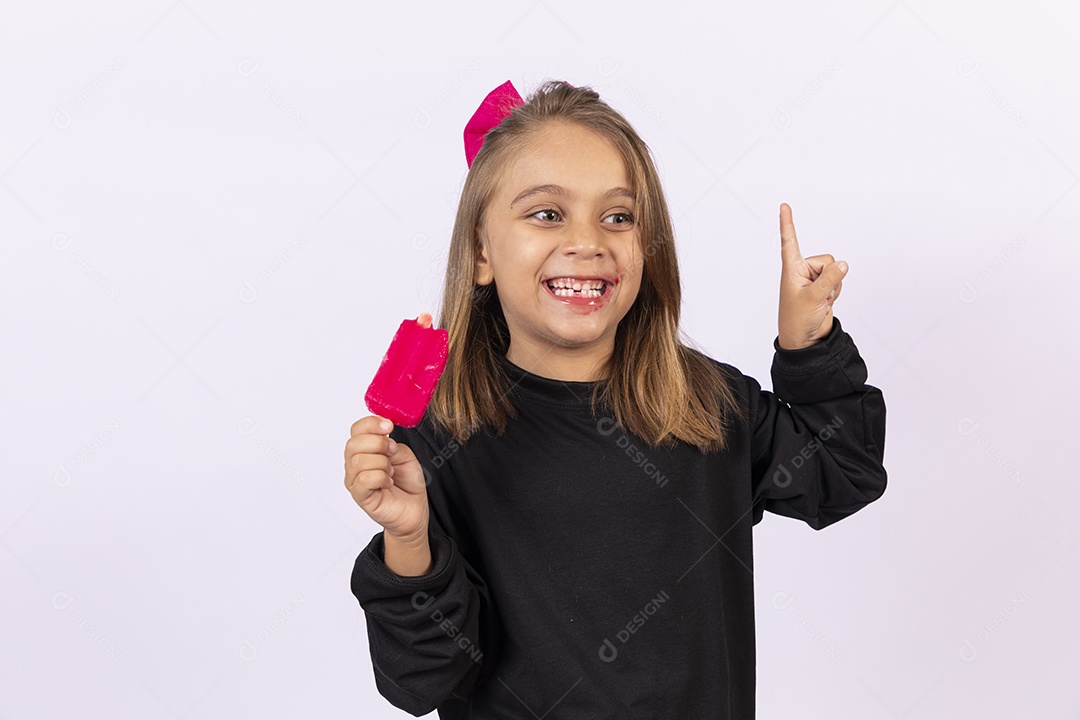 Linda garotinha sobre fundo isolado branco