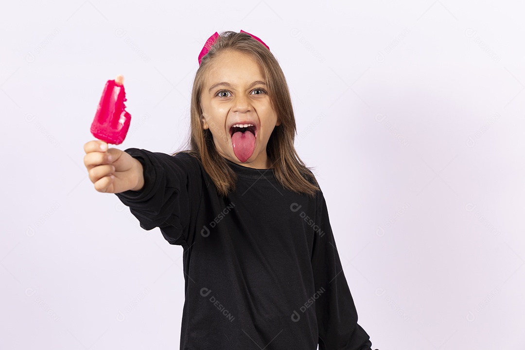 Linda garotinha sobre fundo isolado branco