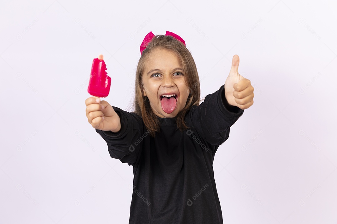 Linda garotinha sobre fundo isolado branco