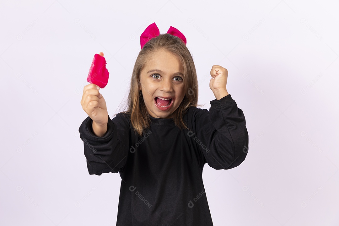 Linda garotinha sobre fundo isolado branco