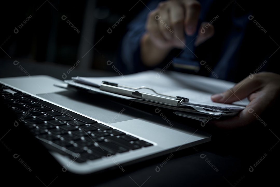 Homem jovem empresário em seu escritório