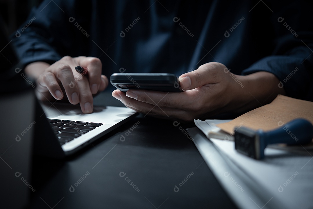 Homem jovem empresário em seu escritório