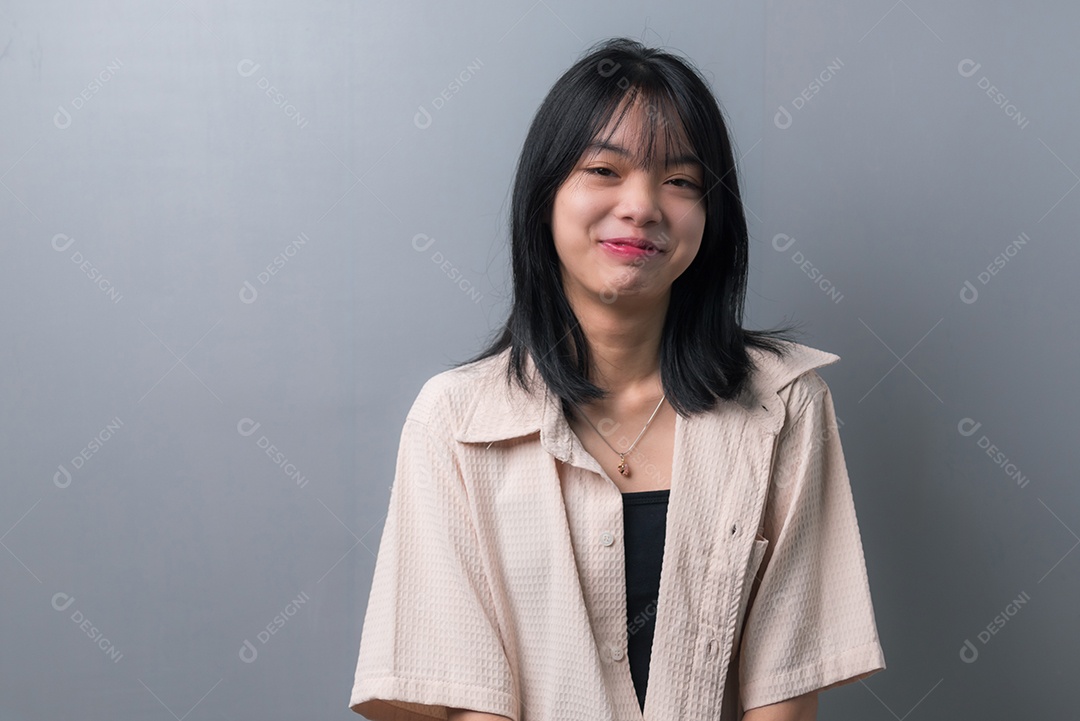 Linda mulher jovem asiática fundo isolado