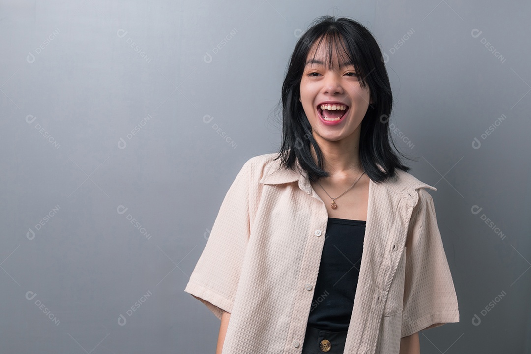 Linda mulher jovem asiática fundo isolado