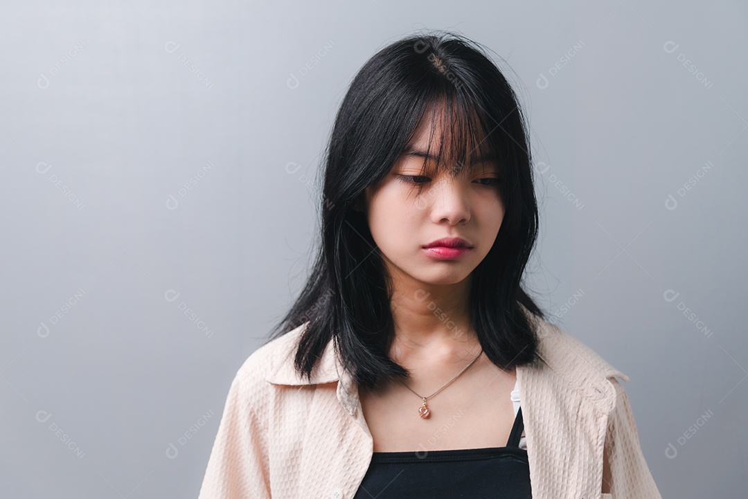 Linda mulher jovem asiática fundo isolado