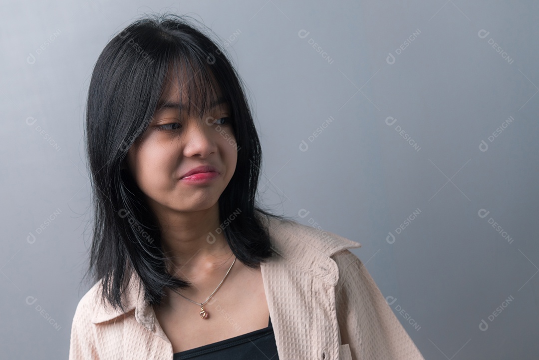 Linda mulher jovem asiática fundo isolado