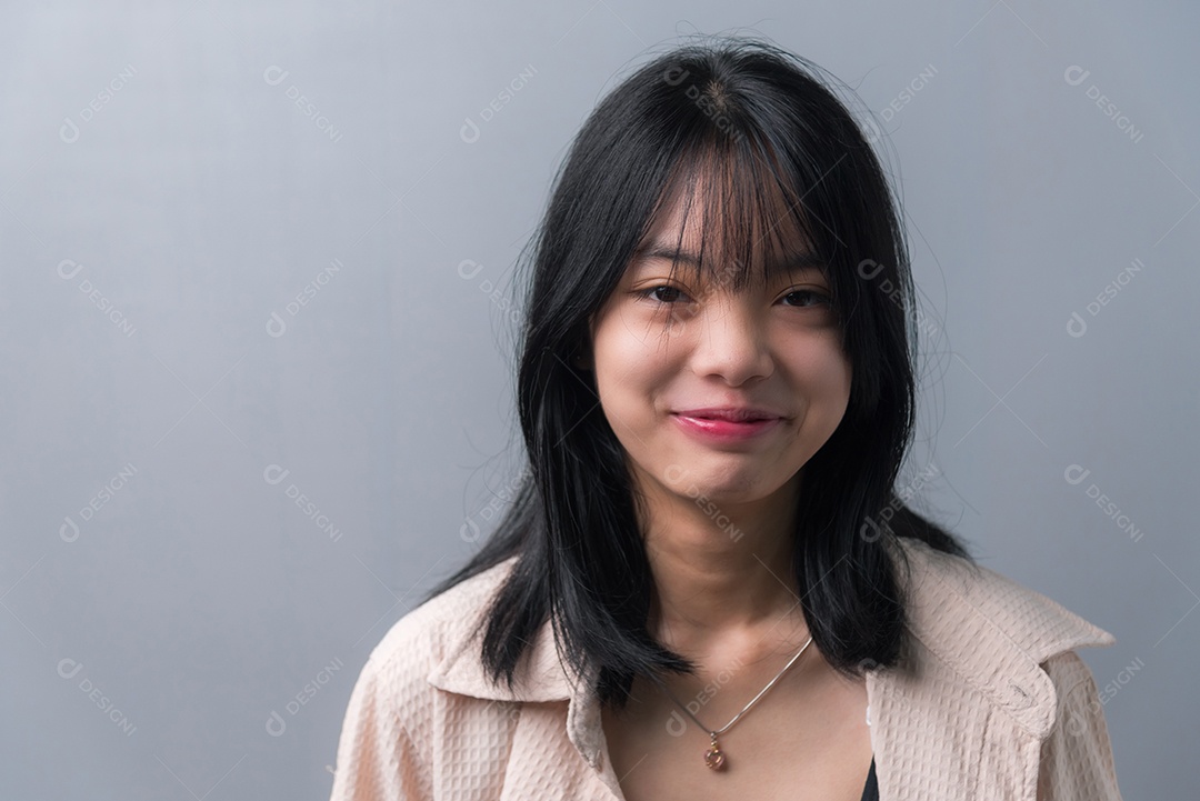 Linda mulher jovem asiática fundo isolado