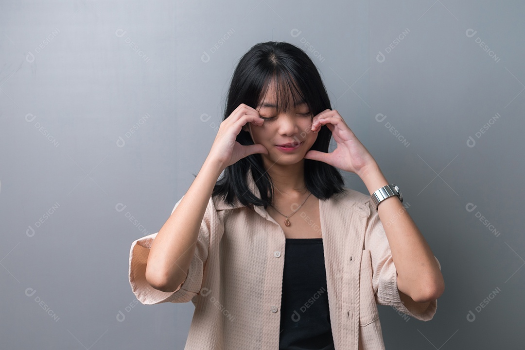 Linda mulher jovem asiática fundo isolado