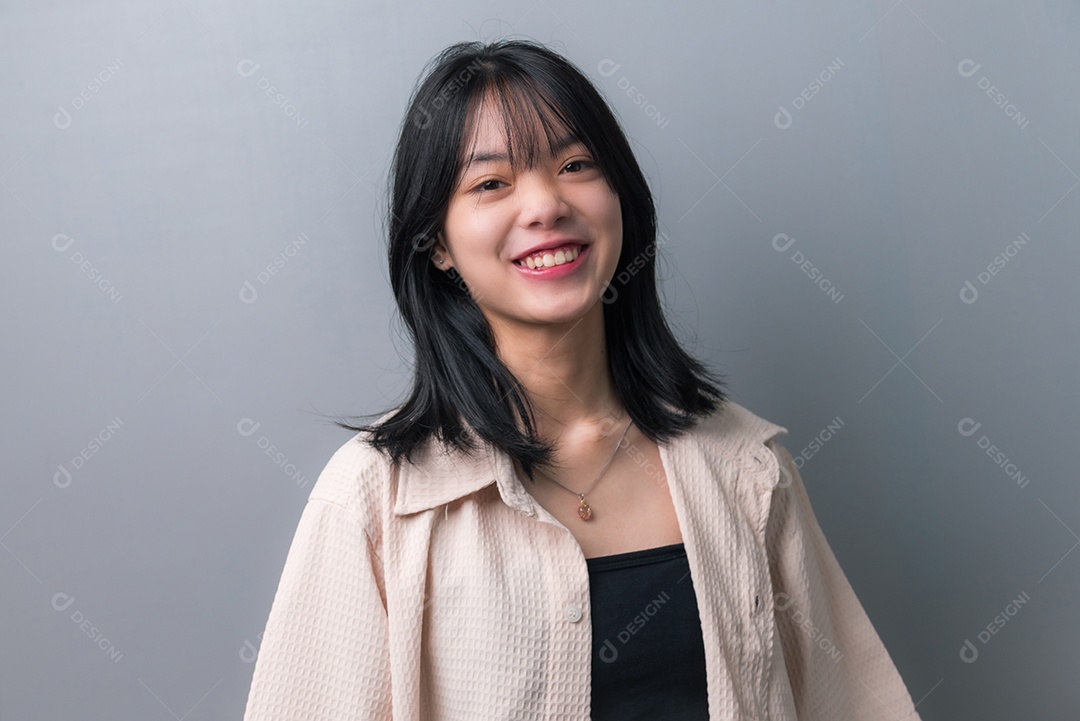 Linda mulher jovem asiática fundo isolado