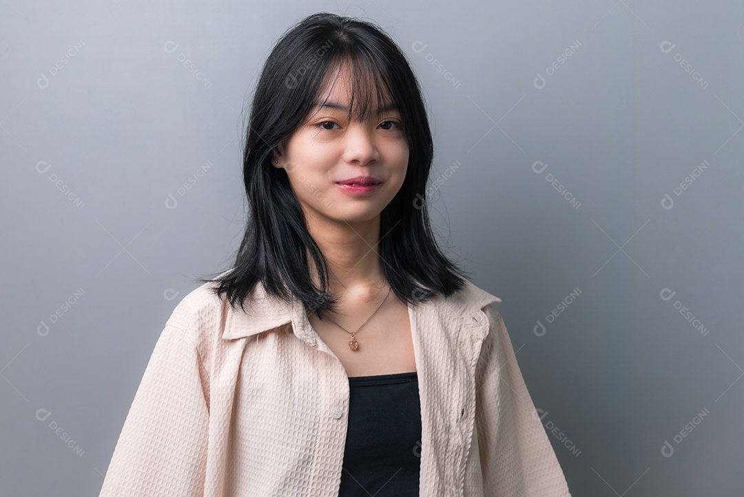 Linda mulher jovem asiática fundo isolado