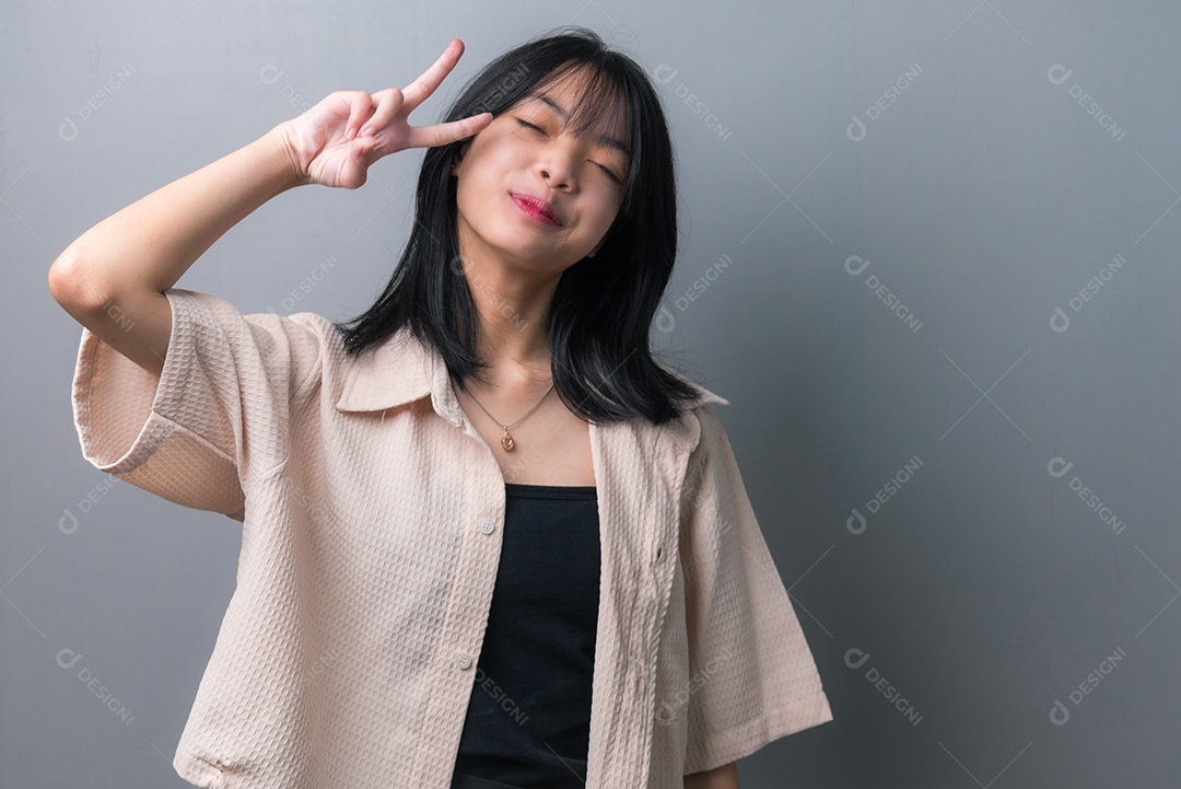 Linda mulher jovem asiática fundo isolado