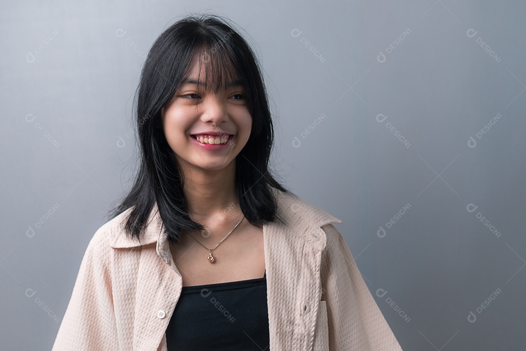 Linda mulher jovem asiática fundo isolado