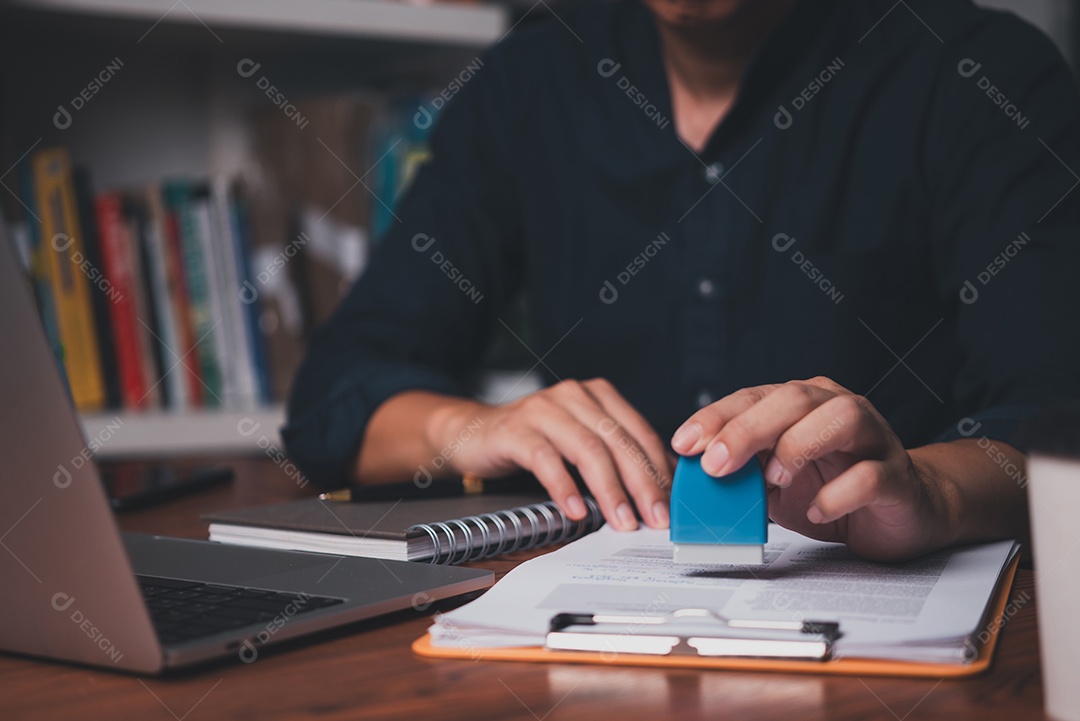 Homem jovem empresário em seu escritório