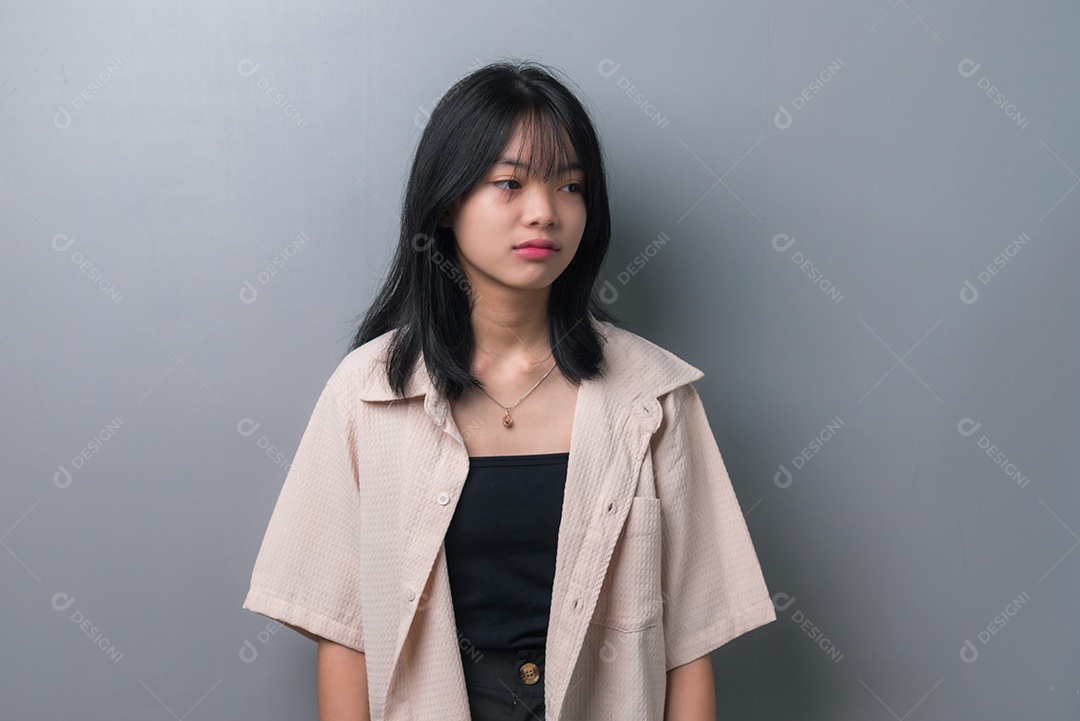 Linda mulher jovem asiática fundo isolado