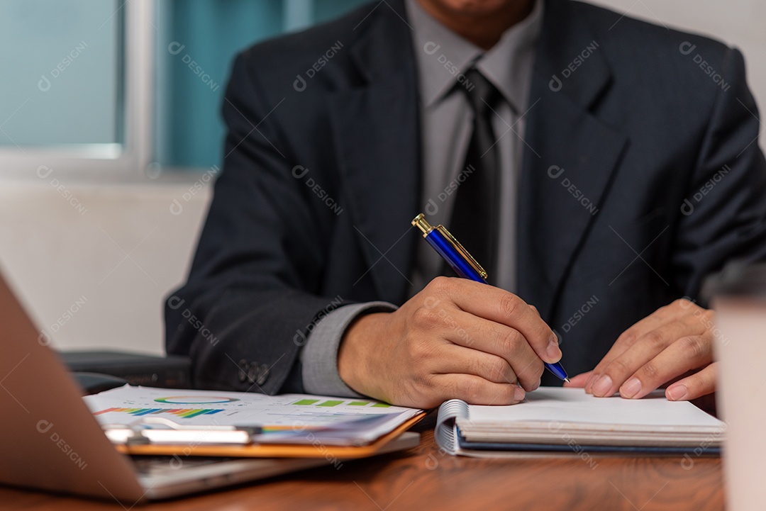 Empresário sobre um escritório