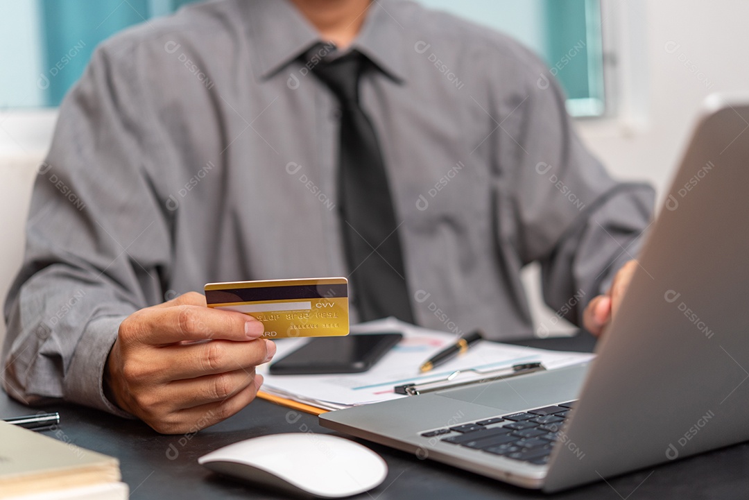 Empresário sobre um escritório