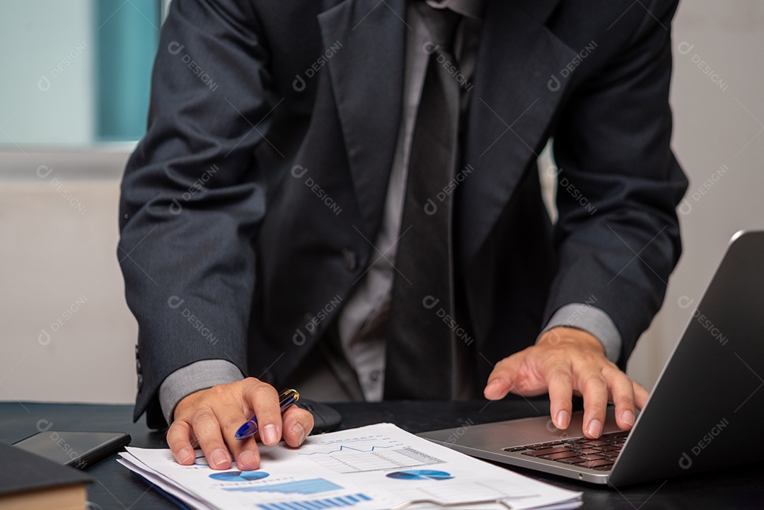 Empresário sobre um escritório