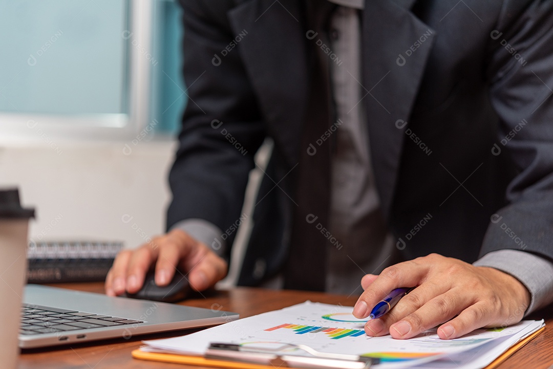 Empresário sobre um escritório