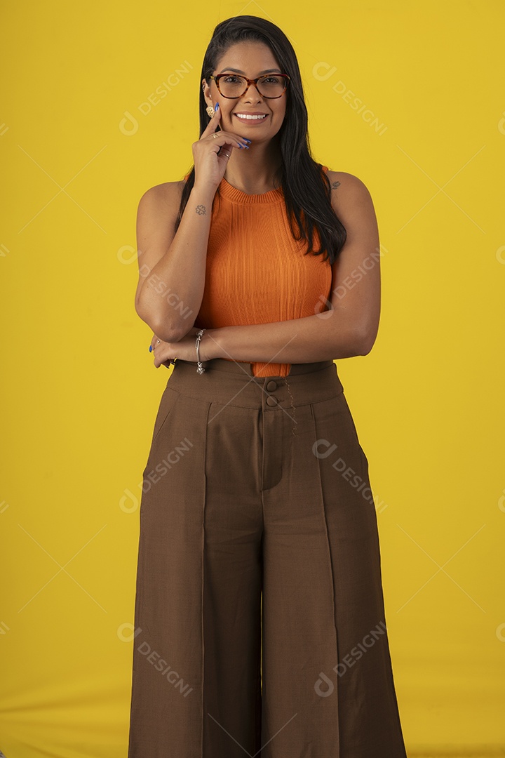 Linda mulher adulta vestindo roupas formais