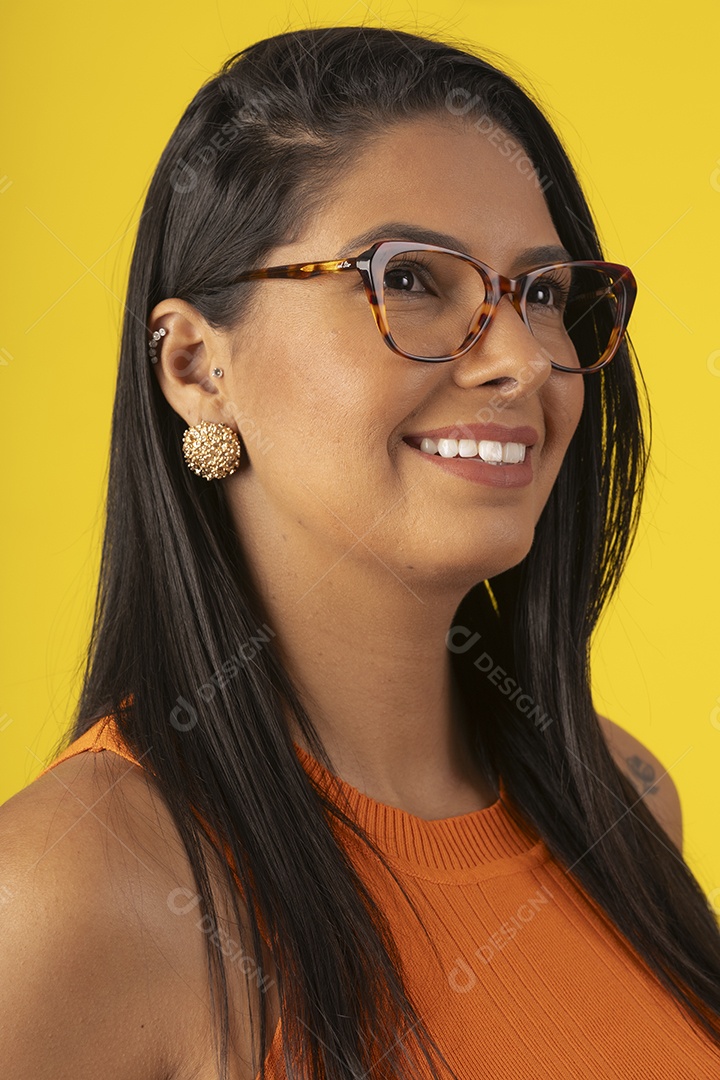 Mulher linda usando óculos e sorrindo