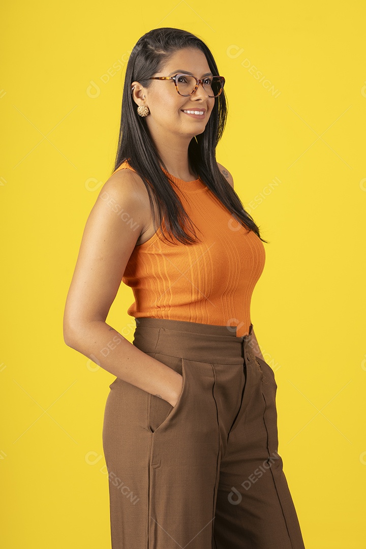 Mulher linda e radiante usando óculos