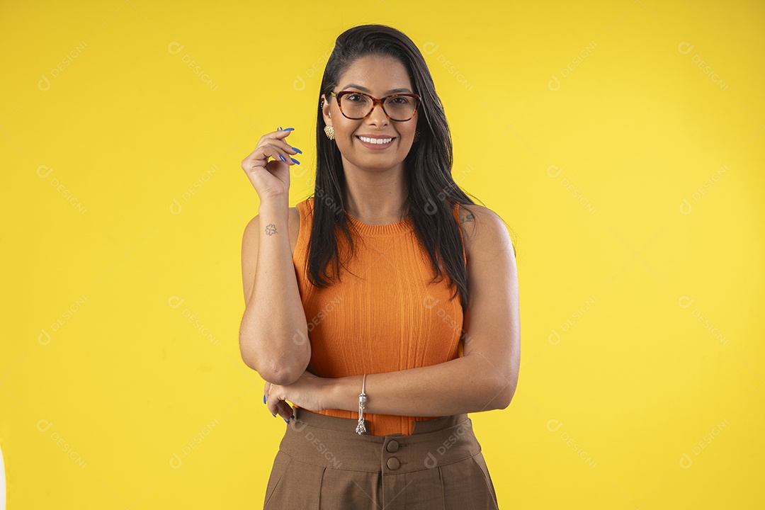 Linda mulher poderosa com pose pensativa