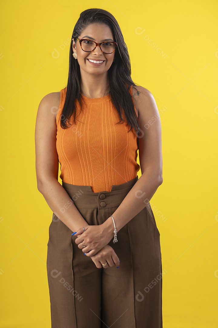 Mulher linda e simpática usando óculos