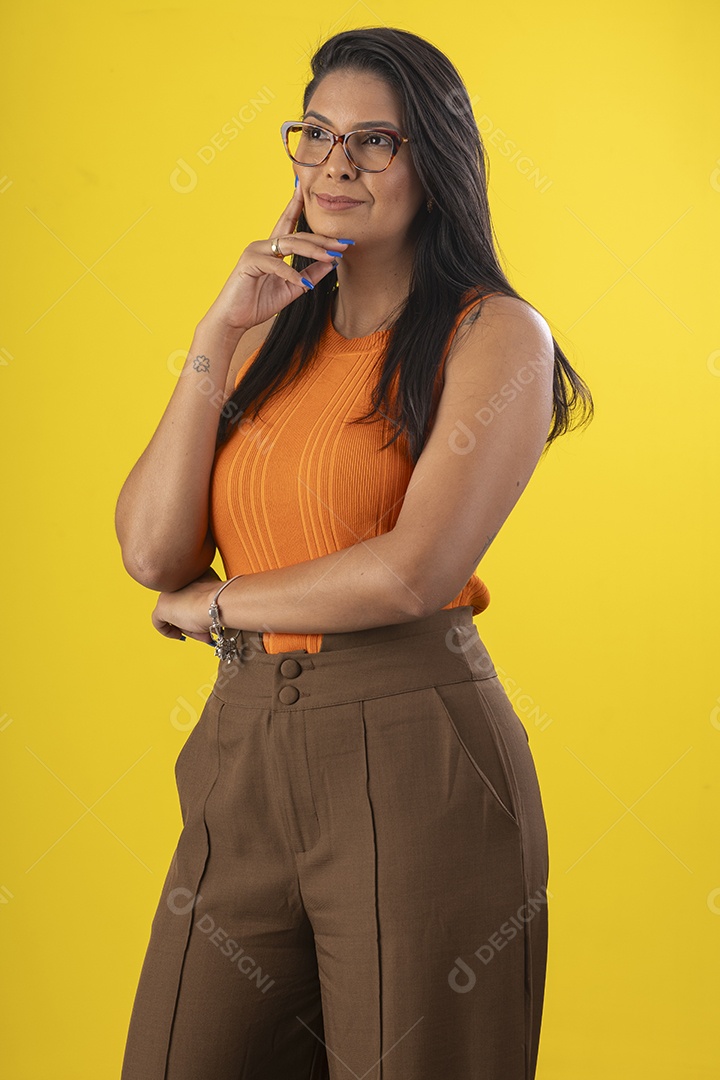 Linda mulher radiante com pose de mão no rosto