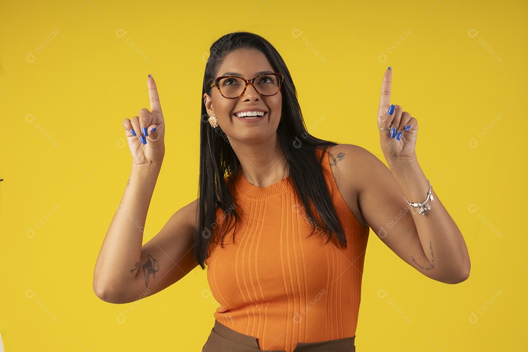 Mulher linda poderosa usando óculos e apontando para cima