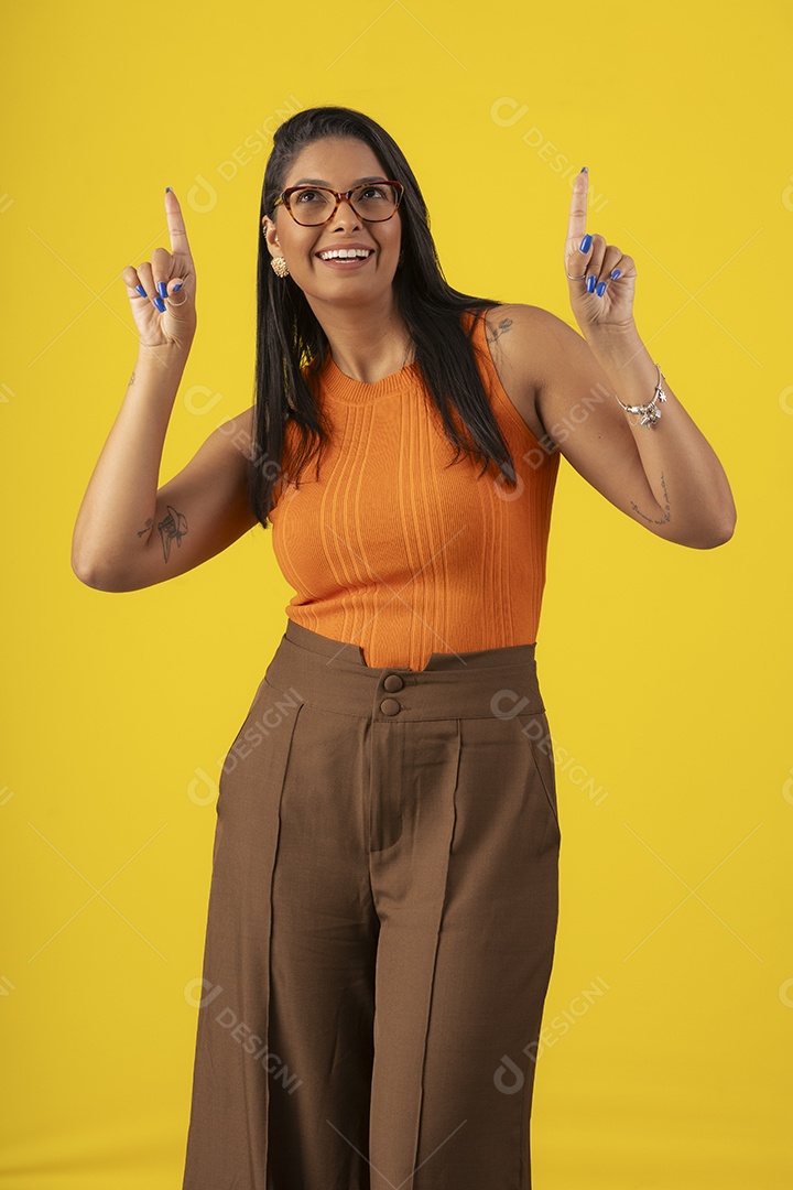 Linda mulher radiante apontando para cima