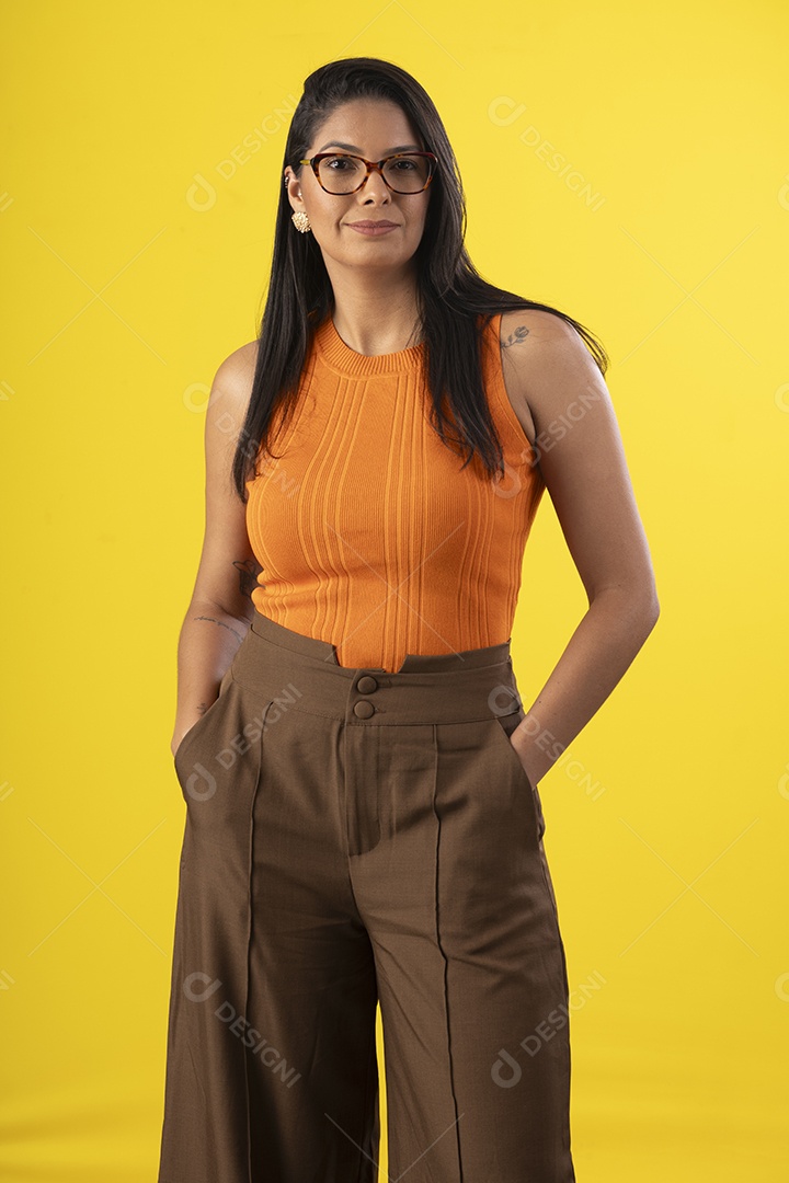 Linda mulher usando óculos radiante