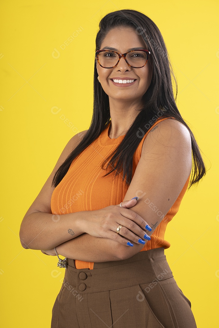 Mulher linda e radiante usando óculos com sorriso no rosto