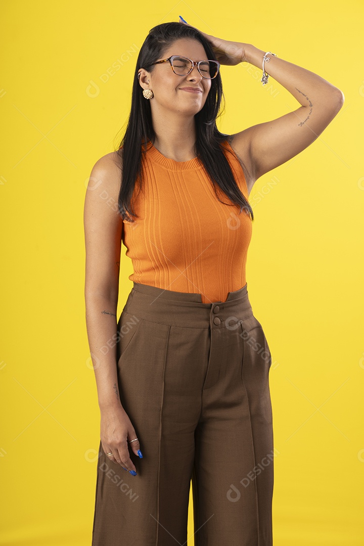 Mulher linda usando óculos com mãos na cabeça